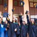 femmes-diplome-chapeau